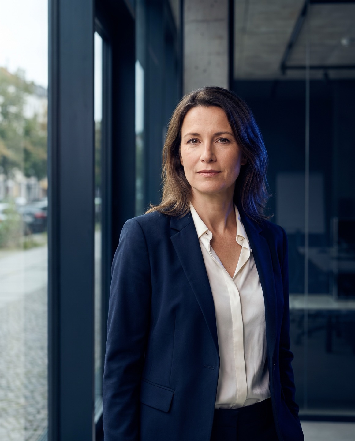 Business-Expertin im modernen Arbeitsumfeld